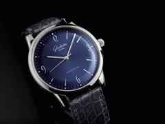 Glashütte Original Sixties Automatik Edelstahl 39mm blaues Zifferblatt blaues Lederband – Herrenuhren Uhr ohne Datum aus Edelstahl. Das Gehäuse ist rund und silber. Das Lederarmband Kroko / Alligator ist blau. Das Zifferblatt ist arabisch Index und blau. – Ansicht 2