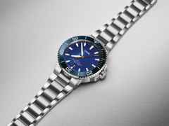 Oris Aquis Date Sun Wukong Limited Edition Automatik Edelstahl 41,5mm blaues Zifferblatt Metallband – Herrenuhren Uhr mit Datum aus Edelstahl und Keramik. Das Gehäuse ist rund und silber. Das Edelstahlarmband ist silber. Das Zifferblatt ist ein Index in blau. – Ansicht 3