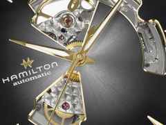Hamilton Jazzmaster Open Heart Automatik Edelstahl 40mm schwarzes Zifferblatt Metallband – Herrenuhren Uhr ohne Datum aus Edelstahl. Das Gehäuse ist rund und silber. Das Edelstahlarmband ist silber. Das Zifferblatt ist ein Index in schwarz. – Ansicht 2