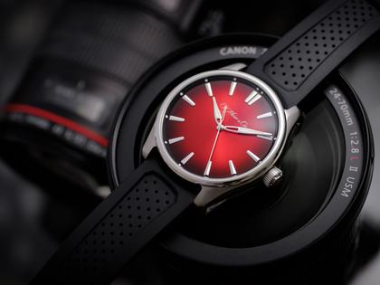 H. Moser & Cie. Pioneer Centre Seconds Rot Fumé Automatik Edelstahl 42,8mm rotes Zifferblatt schwarzes Kautschukband – Herrenuhren Uhr ohne Datum aus Edelstahl. Das Gehäuse ist rund und silber. Das Kautschuk / Kunststoff / Silikon Armband ist schwarz. Das Zifferblatt ist ein Index in rot. – Ansicht 3