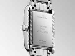 Longines DolceVita   Mini Quarz Edelstahl 22x29mm silbernes Zifferblatt Metallband – Damenuhren Uhr ohne Datum aus Edelstahl. Das Gehäuse ist rechteckig und silber. Das Edelstahlarmband ist silber. Das Zifferblatt ist römisch und silber. – Ansicht 4