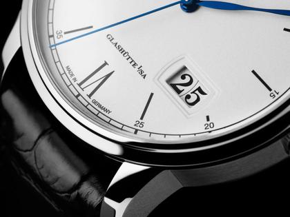 Glashütte Original Senator Excellence Panoramadatum Automatik Edelstahl 40mm weißes Zifferblatt schwarzes Lederband – Herrenuhren Uhr mit Datum aus Edelstahl. Das Gehäuse ist rund und silber. Das Lederarmband Kroko / Alligator ist schwarz. Das Zifferblatt ist römisch Index und silber. – Ansicht 3