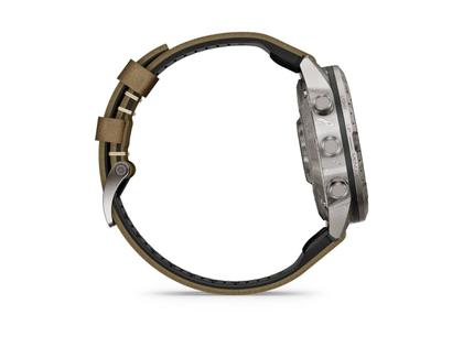 Garmin MARQ Adventurer Gen 2 Damascus Steel Edition digital Damaszenerstahl 46mm braunes Lederband – Herrenuhren Uhr Multifunktion aus Damaststahl. Das Gehäuse ist rund und silber. Das Lederarmband ist braun. Der Zifferblatt ist digital. – Ansicht 5
