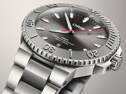 Oris Aquis Date Relief Automatik Edelstahl 43,5mm graues Zifferblatt Metallband – Herrenuhren Uhr mit Datum aus Edelstahl. Das Gehäuse ist rund und silber. Das Edelstahlarmband ist silber. Das Zifferblatt ist ein Index in grau. – Ansicht 2
