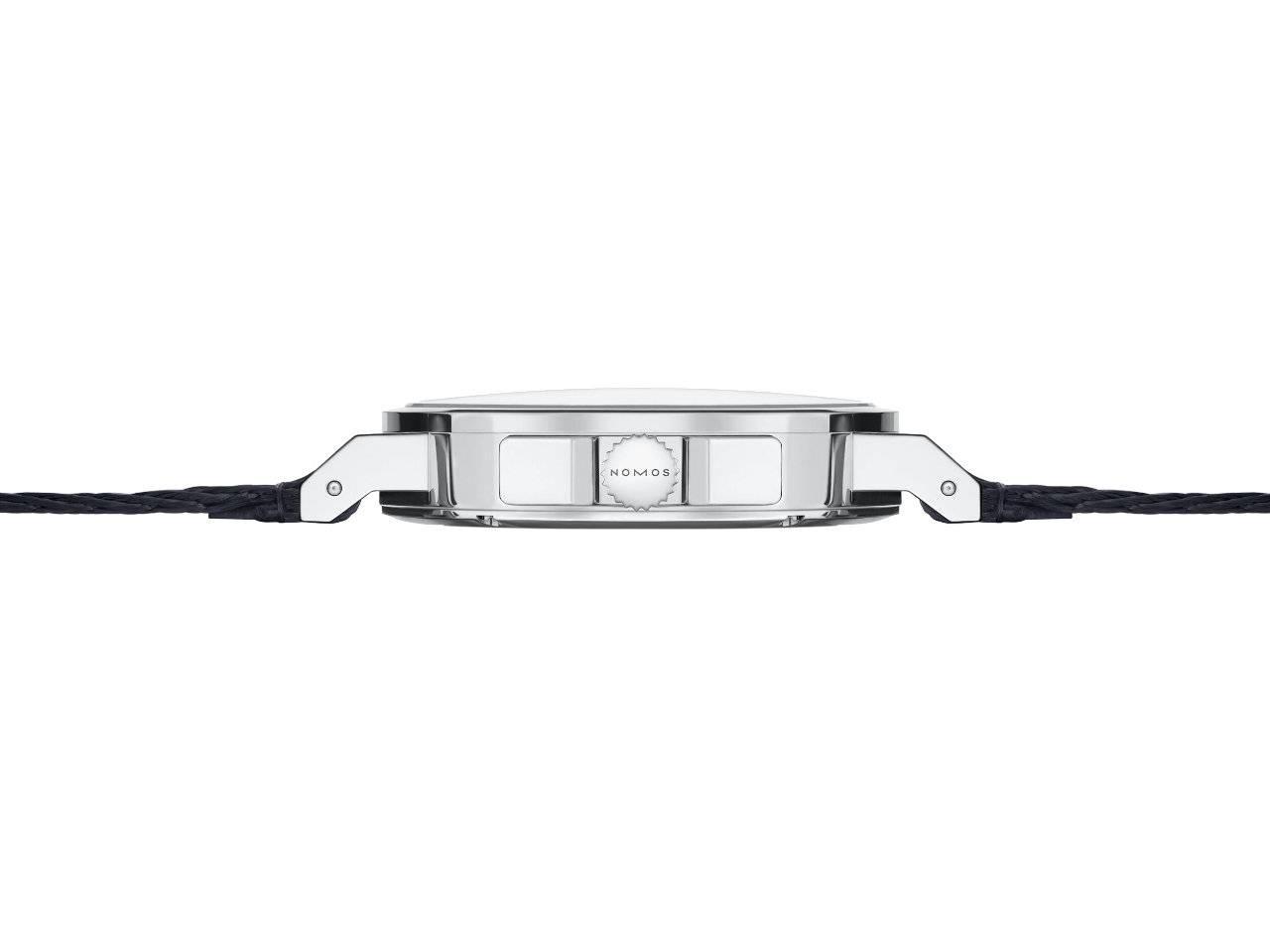 Nomos Glashütte Ahoi neomatik 38 Datum Sand Automatik Edelstahl sandfarbenes Zifferblatt dunkelgraues Textilband Glasboden – Herrenuhren Uhr mit Datum aus Edelstahl. Das Gehäuse ist rund und silber. Das Textilarmband ist grau. Das Zifferblatt ist arabisch Index und beige. – Ansicht 3