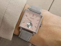 Nomos Glashütte Tetra Die Kapriziöse Handaufzug Edelstahl 29mm beiges Zifferblatt graues Veloursband Glasboden – Damenuhren Uhr ohne Datum aus Edelstahl und Leder. Das Gehäuse ist quadratisch und silber. Das Lederarmband ist grau. Das Zifferblatt ist arabisch Index und beige. – Ansicht 4