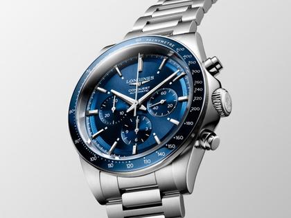 Longines Conquest Chronograph Automatik Edelstahl 42mm blaues Zifferblatt Metallband – Herrenuhren Chronograph aus Edelstahl und Keramik. Das Gehäuse ist rund und silber. Das Edelstahlarmband ist silber. Das Zifferblatt ist ein Index in blau. – Ansicht 2