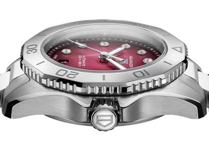 TAG Heuer Aquaracer Professional 200 Date Automatik Edelstahl 30mm pinkes Zifferblatt Metallband – Damenuhren Uhr mit Datum aus Edelstahl. Das Gehäuse ist rund und silber. Das Edelstahlarmband ist silber. Das Zifferblatt ist ein Index in pink. – Ansicht 3
