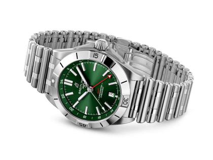 Breitling Chronomat Automatic GMT 40 Edelstahl grünes Zifferblatt Metallband – Herrenuhren Uhr mit Datum aus Edelstahl. Das Gehäuse ist rund und silber. Das Edelstahlarmband ist silber. Das Zifferblatt ist ein Index in grün. – Ansicht 2