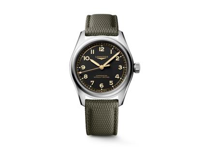 Longines Spirit Pilot Automatik Edelstahl 39mm schwarzes Zifferblatt grünes Textilband – Herrenuhren Uhr ohne Datum aus Edelstahl. Das Gehäuse ist rund und silber. Das Textilarmband ist grün. Das Zifferblatt ist arabisch und schwarz.