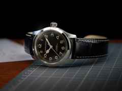 Hamilton Khaki Field Murph Automatik Edelstahl 38mm schwarzes Zifferblatt schwarzes Lederband – Herrenuhren Uhr ohne Datum aus Edelstahl und Leder. Das Gehäuse ist rund und silber. Das Lederarmband ist schwarz. Das Zifferblatt ist arabisch und schwarz. – Ansicht 10