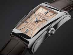 Frederique Constant Classics Carree Automatik Edelstahl 42mm roséfarbenes Zifferblatt braunes Lederband – Herrenuhren Uhr mit Datum aus Edelstahl und Leder. Das Gehäuse ist rechteckig und silber. Das Lederarmband ist braun. Das Zifferblatt ist ein Index in roségold. – Ansicht 4