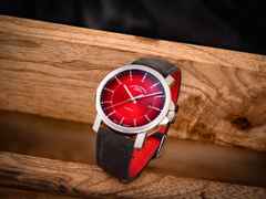 Mühle Glashütte 29er Casual Edition 135 Jahre Juwelier Roller Automatik Edelstahl 42,4mm rotes Zifferblatt graues Lederband – Herrenuhren Uhr mit Datum aus Edelstahl und Leder. Das Gehäuse ist rund und silber. Das Lederarmband ist grau. Das Zifferblatt ist ein Index in rot. – Ansicht 6