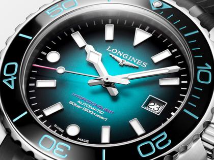Longines HydroConquest 2026 Commonwealth Games Automatik Edelstahl 42mm türkises Zifferblatt schwarzes Kautschukband – Herrenuhren Uhr mit Datum aus Edelstahl, Kautschuk und Keramik. Das Gehäuse ist rund und silber. Das Kautschuk / Kunststoff / Silikon Armband ist schwarz. Das Zifferblatt ist ein Index in schwarz. – Ansicht 4