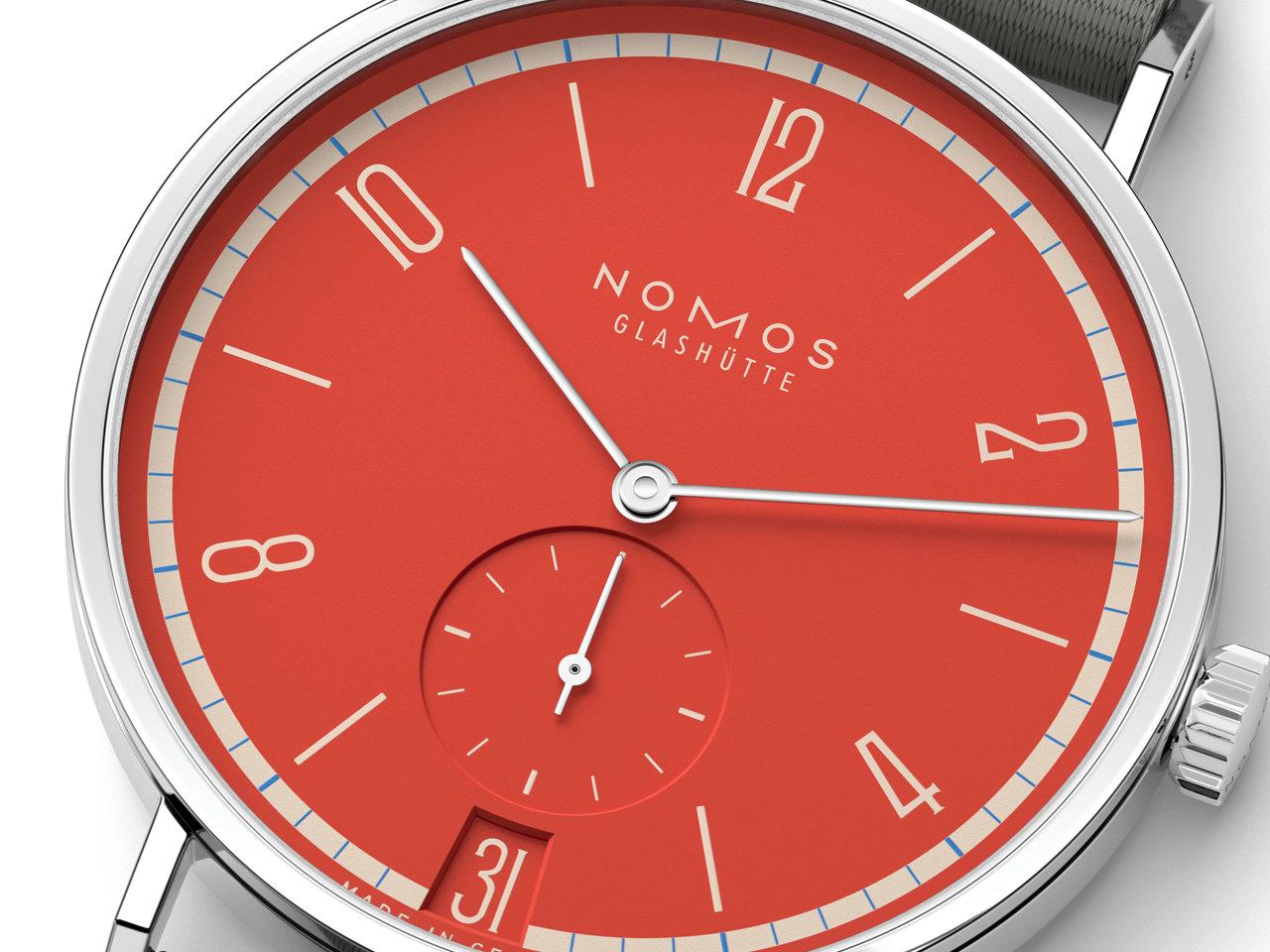 Nomos Glashütte Tangente 38 Datum "175 Years Watchmaking - Rambazamba" Handaufzug Edelstahl rotes Zifferblatt graues Textilband Glasboden – Herrenuhren Uhr mit Datum aus Edelstahl. Das Gehäuse ist rund und silber. Das Textilarmband ist grau. Das Zifferblatt ist arabisch Index und rot. – Ansicht 4