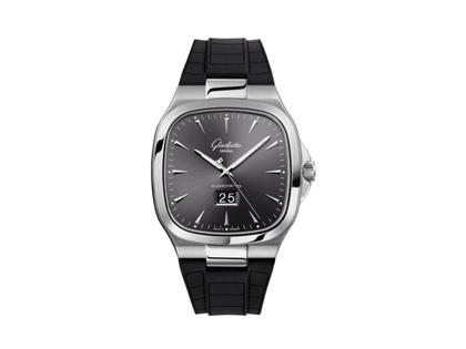 Glashütte Original Seventies Panoramadatum Automatik Edelstahl 40mm graues Zifferblatt schwarzes Kautschukband – Herrenuhren Uhr mit Datum aus Edelstahl. Das Gehäuse ist quadratisch und silber. Das Kautschuk / Kunststoff / Silikon Armband ist schwarz. Das Zifferblatt ist ein Index in grau.