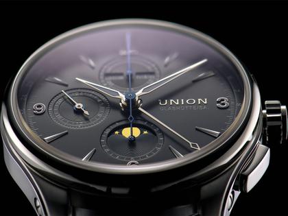 Union Glashütte Belisar Chronograph Mondphase Automatik Edelstahl 42mm graues Zifferblatt schwarzes Lederband – Herrenuhren Chronograph aus Edelstahl. Das Gehäuse ist rund und silber. Das Lederarmband ist schwarz. Das Zifferblatt ist arabisch Index und grau. – Ansicht 3