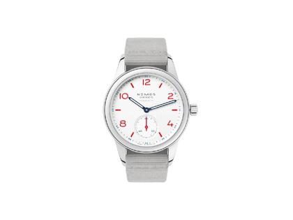 Nomos Glashütte Club neomatik Signalweiß Automatik Edelstahl 37mm weißes Zifferblatt graues Textilband Glasboden – Damenuhren Uhr ohne Datum aus Edelstahl. Das Gehäuse ist rund und silber. Das Textilarmband ist grau. Das Zifferblatt ist arabisch Index und weiß.