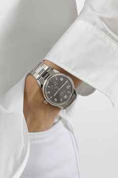 Nomos Glashütte Club Sport neomatik 39 Smoke Automatik Edelstahl graues Zifferblatt Metallband Stahlboden – Herrenuhren Uhr ohne Datum aus Edelstahl. Das Gehäuse ist rund und silber. Das Edelstahlarmband ist silber. Das Zifferblatt ist arabisch Index und grau. – Ansicht 6