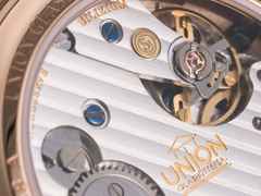 Union Glashütte 1893 Johannes Dürrstein Mondphase Limited Edition Handaufzug Rotgold 41mm weißes Zifferblatt braunes Lederband – Herrenuhren Uhr mit Datum aus 750 Rotgold und Leder. Das Gehäuse ist rund und roségold. Das Lederarmband ist braun. Das Zifferblatt ist arabisch römisch und weiß. – Ansicht 4