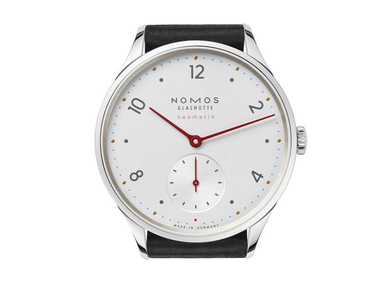 Nomos Glashütte Minimatik neomatik 35 Automatik Edelstahl 35mm weißes Zifferblatt schwarzes Lederband – Damenuhren Uhr ohne Datum aus Edelstahl und Leder. Das Gehäuse ist rund und silber. Das Lederarmband ist schwarz. Das Zifferblatt ist arabisch Index und silber. – Ansicht 2
