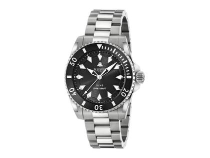 Gucci Dive Automatik Edelstahl 41mm schwarzes Zifferblatt Metallband YA136353 – Herrenuhren Uhr ohne Datum aus Edelstahl und Keramik. Das Gehäuse ist rund und silber. Das Edelstahlarmband ist silber. Das Zifferblatt ist ein Index in schwarz.