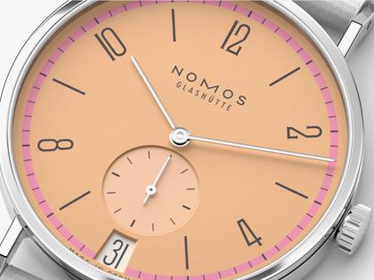 Nomos Glashütte Tangente 38 Datum "175 Years Watchmaking - Pastell" Handaufzug Edelstahl korallfarbenes Zifferblatt graues Textilband Glasboden – Herrenuhren Uhr mit Datum aus Edelstahl. Das Gehäuse ist rund und silber. Das Textilarmband ist grau. Das Zifferblatt ist arabisch Index und orange. – Ansicht 4