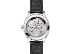 Omega Constellation Observatory Automatik Edelstahl 39mm schwarzes Zifferblatt schwarzes Lederband – Herrenuhren Uhr ohne Datum aus 750 Weißgold, Edelstahl, Keramik und Leder. Das Gehäuse ist rund und silber. Das Lederarmband Kroko / Alligator ist schwarz. Das Zifferblatt ist ein Index in schwarz. – Ansicht 2