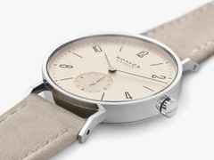 Nomos Glashütte Tangente 33 Champagner Handaufzug Edelstahl 33mm beiges Zifferblatt beiges Lederband Glasboden – Damenuhren Uhr ohne Datum aus Edelstahl. Das Gehäuse ist rund und silber. Das Lederarmband ist beige. Das Zifferblatt ist arabisch Index und beige. – Ansicht 2