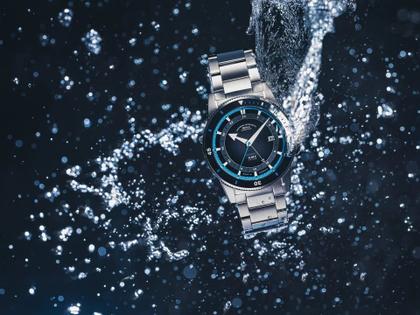 Mühle Glashütte Sportivo Travel GMT Automatik Edelstahl 42,5mm schwarzes Zifferblatt Metallband – Herrenuhren Uhr mit Datum aus Edelstahl und Keramik. Das Gehäuse ist rund und silber. Das Edelstahlarmband ist silber. Das Zifferblatt ist arabisch Index und schwarz. – Ansicht 4