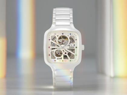 Rado True Square Open Heart Automatik Keramik 38mm weißes Zifferblatt weißes Keramikband – Herrenuhren Uhr ohne Datum aus Keramik, rhodiniert und Titan. Das Gehäuse ist quadratisch und weiß. Das Keramikarmband ist weiß. Das Zifferblatt ist skelettiert und weiß. – Ansicht 6