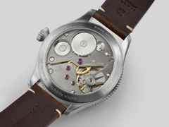 Hamilton Khaki Aviation Pilot Pioneer Mechanical Handaufzug Edelstahl 43mm schwarzes Zifferblatt braunes Lederband – Herrenuhren Uhr ohne Datum aus Edelstahl und Leder. Das Gehäuse ist rund und silber. Das Lederarmband ist braun. Das Zifferblatt ist arabisch und schwarz. – Ansicht 4