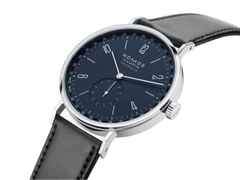 Nomos Glashütte Tangente 41 neomatik Update Nachtblau Automatik Edelstahl 40mm blaues Zifferblatt schwarzes Lederband – Herrenuhren Uhr mit Datum aus Edelstahl. Das Gehäuse ist rund und silber. Das Lederarmband ist schwarz. Das Zifferblatt ist arabisch Index und blau. – Ansicht 2