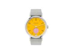 Nomos Glashütte Tangente 38 Datum "175 Years Watchmaking - Katzengold" Handaufzug Edelstahl gelbes Zifferblatt graues Textilband Glasboden – Herrenuhren Uhr mit Datum aus Edelstahl. Das Gehäuse ist rund und silber. Das Textilarmband ist grau. Das Zifferblatt ist arabisch Index und gelb.