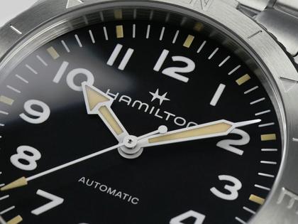 Hamilton Khaki Field Expedition Automatik Edelstahl 41mm schwarzes Zifferblatt Metallband – Herrenuhren Uhr ohne Datum aus Edelstahl. Das Gehäuse ist rund und silber. Das Edelstahlarmband ist silber. Das Zifferblatt ist arabisch und schwarz. – Ansicht 4
