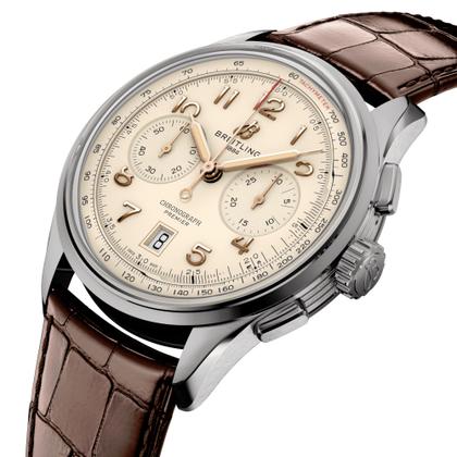 Breitling Premier B01 Chronograph 42 Automatik Edelstahl beiges Zifferblatt braunes Lederband – Herrenuhren Chronograph aus Edelstahl und Leder. Das Gehäuse ist rund und silber. Das Lederarmband Kroko / Alligator ist braun. Das Zifferblatt ist arabisch und beige. – Ansicht 2