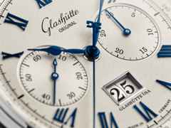 Glashütte Original Senator Chronograph Automatik Edelstahl 41mm weißes Zifferblatt  blaues Lederband – Herrenuhren Chronograph aus Edelstahl und Leder. Das Gehäuse ist rund und silber. Das Lederarmband ist blau. Das Zifferblatt ist römisch Index und silber. – Ansicht 2