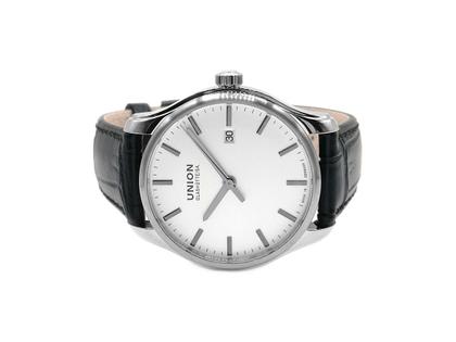Union Glashütte Viro Datum Automatik Edelstahl 41mm silbernes Zifferblatt schwarzes Lederband D001.407.16.031.00 Full Set Occasion Refurbished – Herrenuhren Uhr mit Datum aus Edelstahl. Das Gehäuse ist rund und silber. Das Lederarmband ist schwarz. Das Zifferblatt ist ein Index in silber.