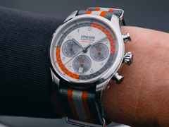Union Glashütte Belisar Chronograph Silvretta Classic 2025 Limitierte Edition Automatik Edelstahl 44mm beiges Zifferblatt Metallband und graues Lederband – Herrenuhren Chronograph aus Edelstahl und Leder. Das Gehäuse ist rund und silber. Das Lederarmband ist grau. Das Zifferblatt ist arabisch Index und beige. – Ansicht 9