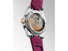 Longines Conquest Automatik Edelstahl 34mm magentafarbenes Zifferblatt magentafarbenes Kautschukband – Damenuhren Uhr mit Datum aus 750 Rotgold, Edelstahl und Kautschuk. Das Gehäuse ist rund und silber. Das Kautschuk / Kunststoff / Silikon Armband ist pink. Das Zifferblatt ist ein Index in silber. – Ansicht 3