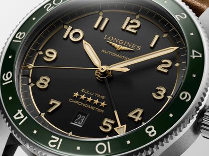 Longines Spirit Zulu Time Automatik Edelstahl 42mm anthrazites Zifferblatt braunes Lederband – Herrenuhren Uhr mit Datum aus Edelstahl, Keramik und Leder. Das Gehäuse ist rund und silber. Das Lederarmband ist braun. Das Zifferblatt ist arabisch und grau. – Ansicht 2
