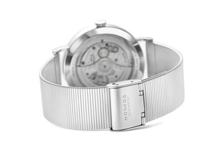Nomos Glashütte Tangente 39 neomatik für Ärzte ohne Grenzen Automatik Edelstahl 39mm weißes Zifferblatt Metallband – Damenuhren Uhr ohne Datum aus Edelstahl. Das Gehäuse ist rund und silber. Das Edelstahlarmband ist schwarz. Das Zifferblatt ist arabisch Index und silber. – Ansicht 3