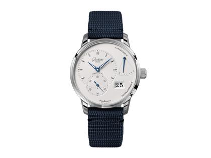 Glashütte Original PanoReserve Handaufzug Edelstahl 40mm silbernes Zifferblatt blaues Textilband – Herrenuhren Uhr mit Datum aus Edelstahl. Das Gehäuse ist rund und silber. Das Textilarmband ist blau. Das Zifferblatt ist ein Index in silber.
