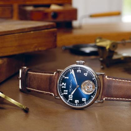 H. Moser & Cie. Heritage Tourbillon Funky Blue Automatik Edelstahl 42mm blaues Zifferblatt braunes Lederband – Herrenuhren Uhr ohne Datum aus Edelstahl. Das Gehäuse ist rund und silber. Das Lederarmband ist braun. Das Zifferblatt ist ein Index in blau. – Ansicht 2