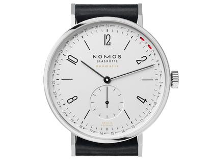 Nomos Glashütte Tangente 41 neomatik Update Automatik Edelstahl 40mm weißes Zifferblatt schwarzes Lederband – Herrenuhren Uhr mit Datum aus Edelstahl. Das Gehäuse ist rund und silber. Das Lederarmband ist schwarz. Das Zifferblatt ist arabisch Index und weiß. – Ansicht 7
