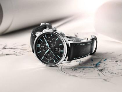 Glashütte Original Senator Chronograph Panoramadatum Automatik Edelstahl 42mm schwarzes Zifferblatt schwarzes Lederband – Herrenuhren Chronograph aus Edelstahl. Das Gehäuse ist rund und silber. Das Lederarmband ist schwarz. Das Zifferblatt ist römisch Index und schwarz. – Ansicht 2