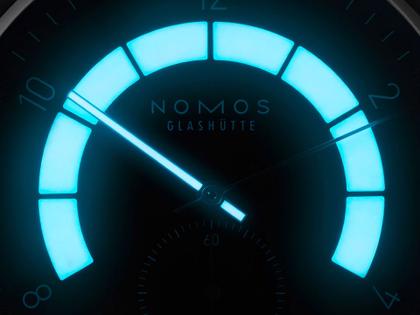 Nomos Glashütte Autobahn neomatik 41 Datum Automatik Edelstahl 41mm weißes Zifferblatt schwarzes Textilband – Herrenuhren Uhr mit Datum aus Edelstahl. Das Gehäuse ist rund und silber. Das Textilarmband ist blau. Das Zifferblatt ist arabisch Index und weiß. – Ansicht 4