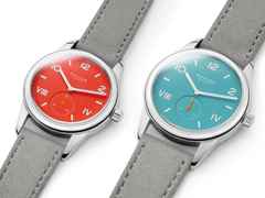 Nomos Glashütte Club Campus 38 Endless Blue Handaufzug Edelstahl blaues Zifferblatt graues Lederband Glasboden – Herrenuhren Uhr ohne Datum aus Edelstahl und Leder. Das Gehäuse ist rund und silber. Das Lederarmband ist grau. Das Zifferblatt ist arabisch römisch und türkis. – Ansicht 4