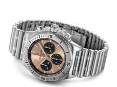 Breitling Chronomat B01 42 Edelstahl braunes Zifferblatt Metallband – Herrenuhren Chronograph aus Edelstahl. Das Gehäuse ist rund und silber. Das Edelstahlarmband ist silber. Das Zifferblatt ist ein Index in roségold. – Ansicht 4