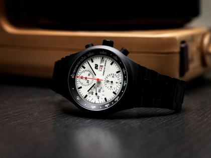 Porsche Design Chronograph 1 - F.A.T. 2025 Edition – Herrenuhren Chronograph aus Titan und Titancarbid beschichtet. Das Gehäuse ist rund und schwarz. Das Titanarmband ist schwarz. Das Zifferblatt ist ein Index in weiß. – Ansicht 10